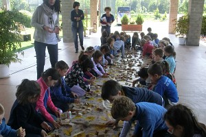 Piccoli architetti all'opera con pezzetti di recupero