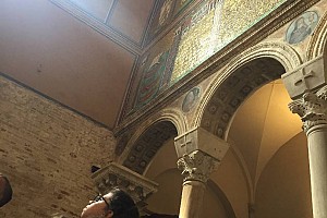 Col naso all'ins� e gli occhi spalancati di fronte allo splendore dei mosaici