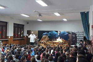 Durante lo spettacolo si prepara il presepe