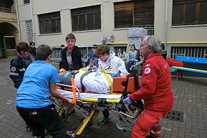 L'infortunato � pronto per salire in ambulanza