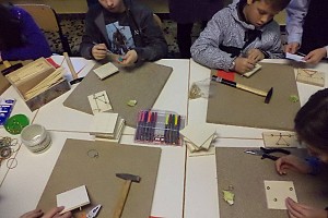 I bambini di quinta all'opera per costruire triangoli