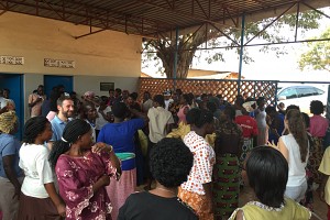 L'accoglienza al Meeting Point International con canti e balli