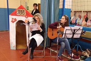 La maestra Simona legge la storia e Chiara canta